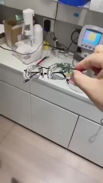 Cargar video: Ahora que viste cómo estos Lentes TR90 protegen tu vista y estilo, no pierdas tiempo: consigue los tuyos antes de que se agoten.